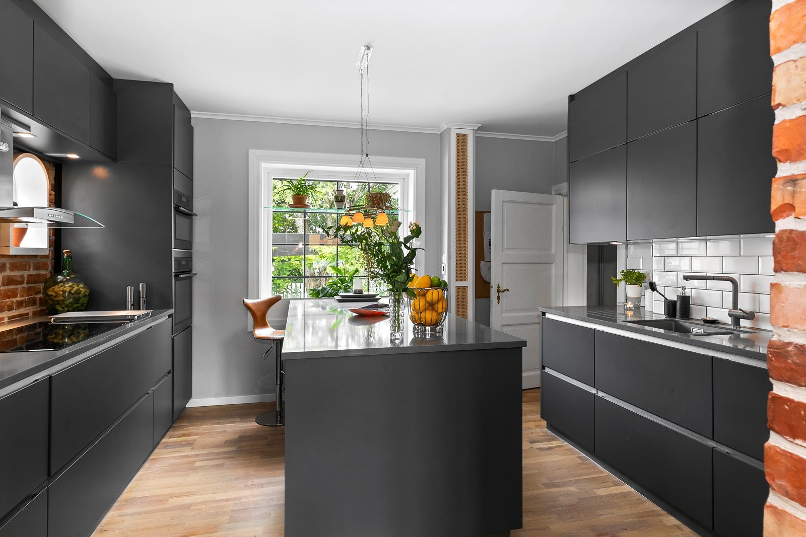 Kjøkken fra KVIK og benkeplater av stein. Galleribilde