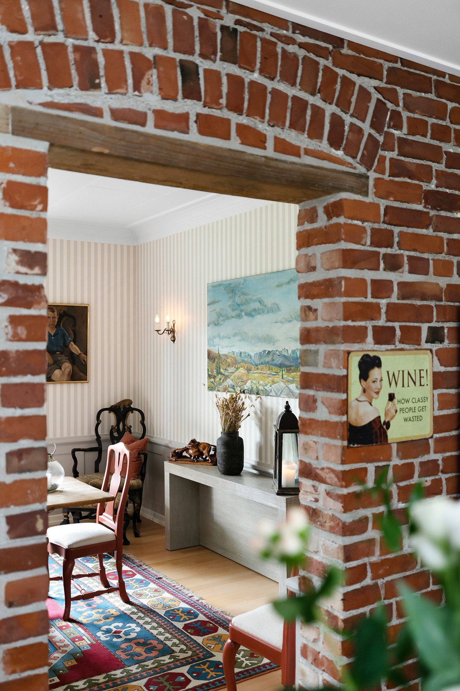 Teglsteinen er original og ble gjort synlig under oppussingen i 2017. Galleribilde