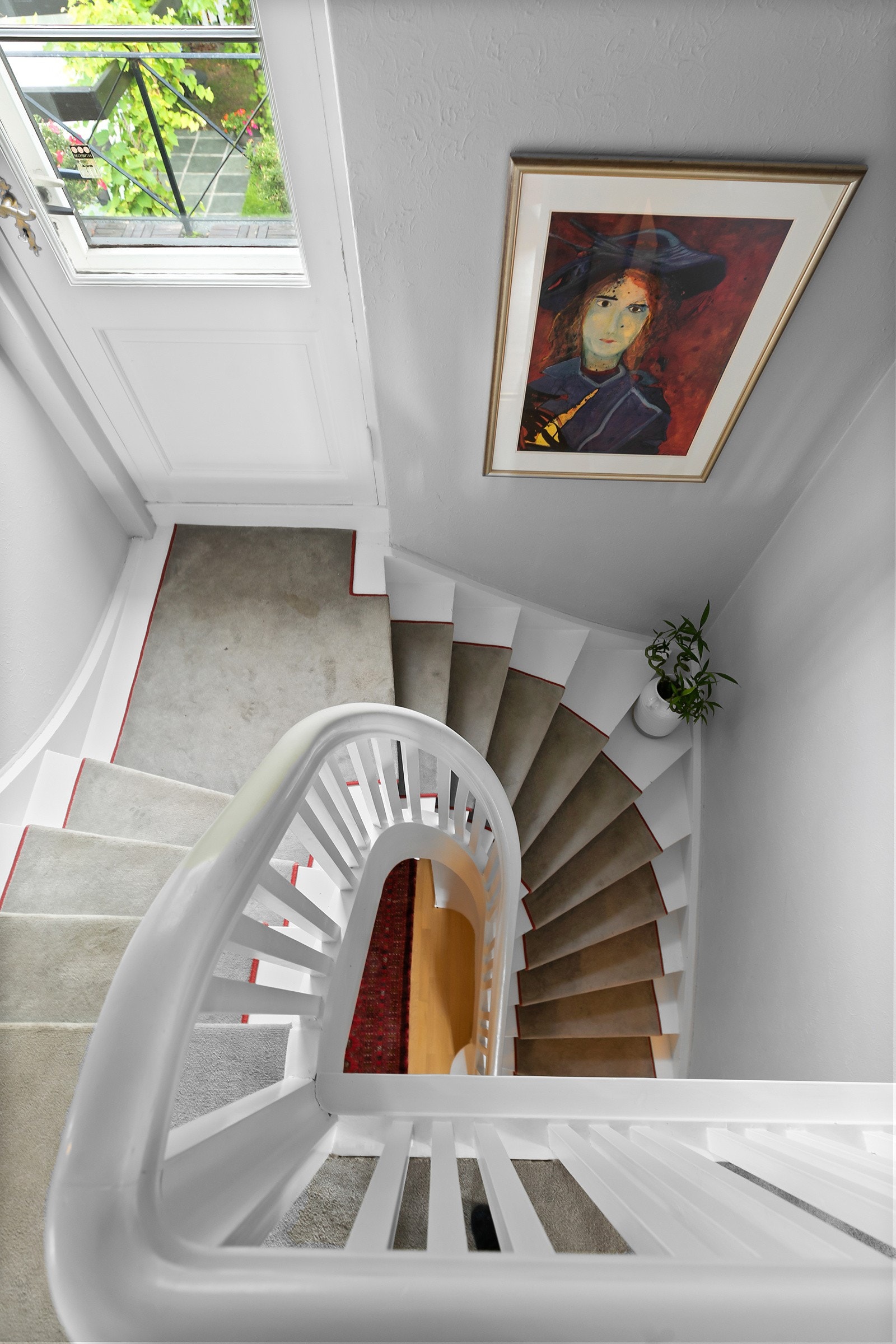 Trappegang med dør ut til balkong. Galleribilde