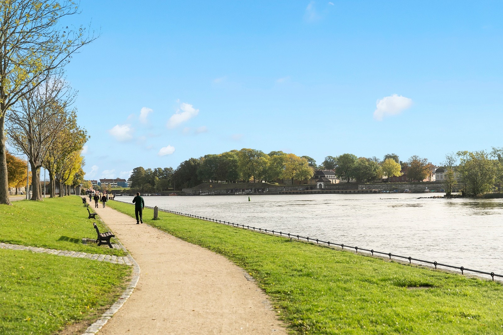 Kort vei til elven, Glommastien og fergen som blant annet går til Gamlebyen, sentrum og Kråkerøy. Galleribilde