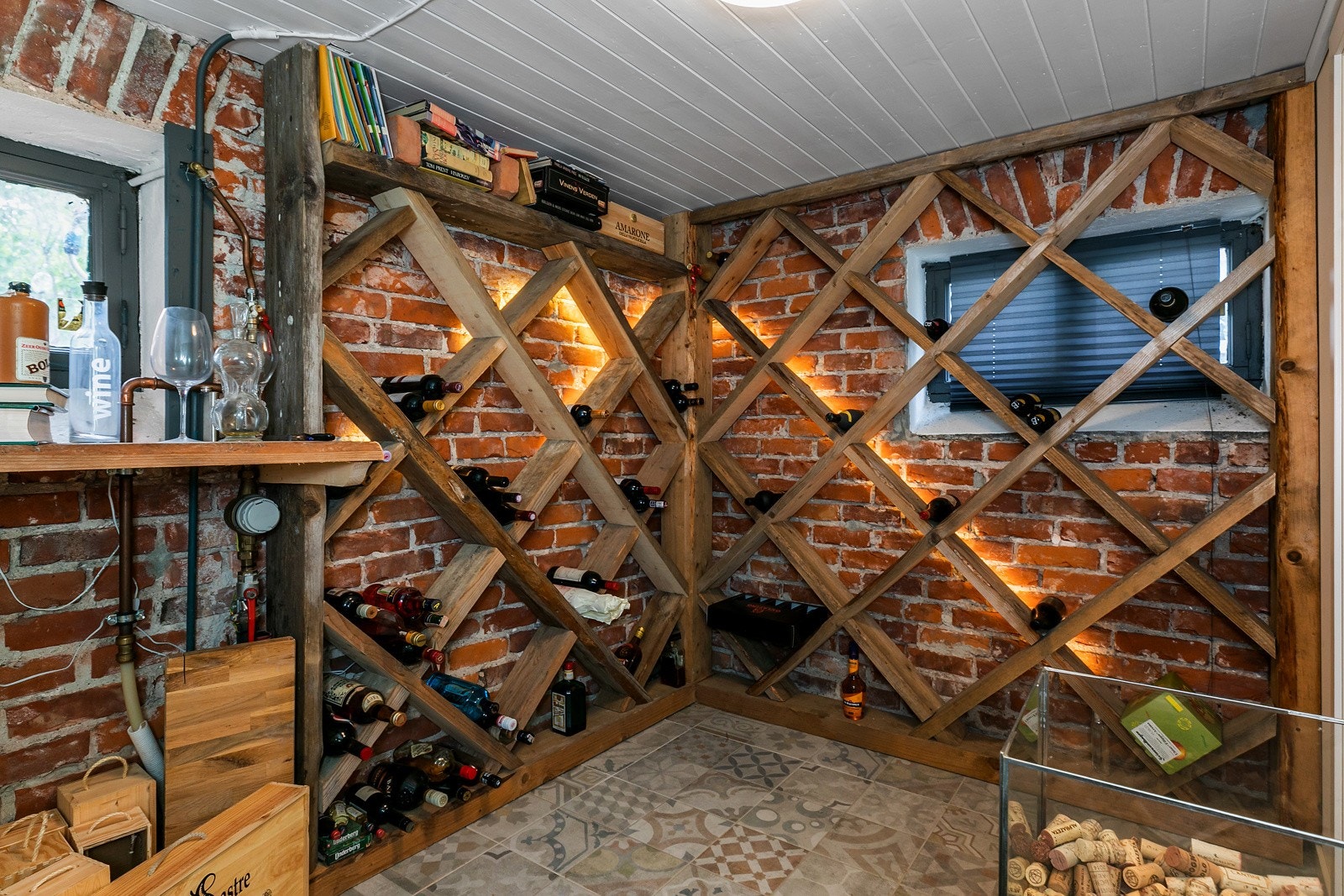 Vinkjeller med stemningsfull belysning og hyller av gamle materialer! Galleribilde