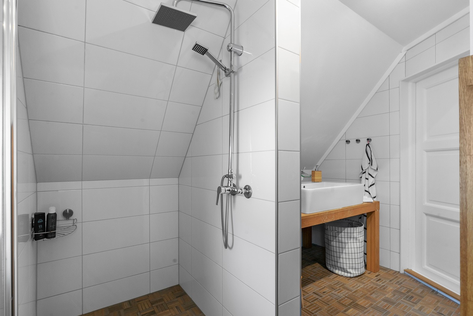 Keramiske fliser på gulv og vegg. Galleribilde