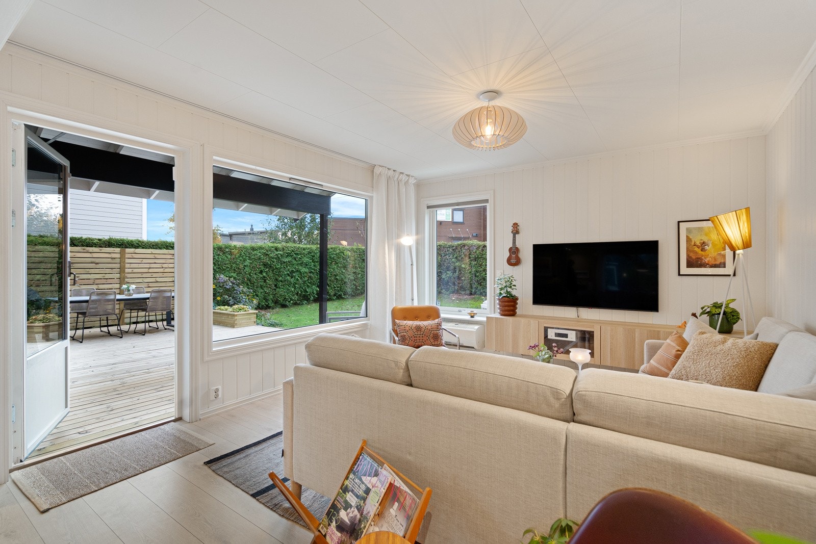 Fra stuen er det utgang til stor terrasse Galleribilde