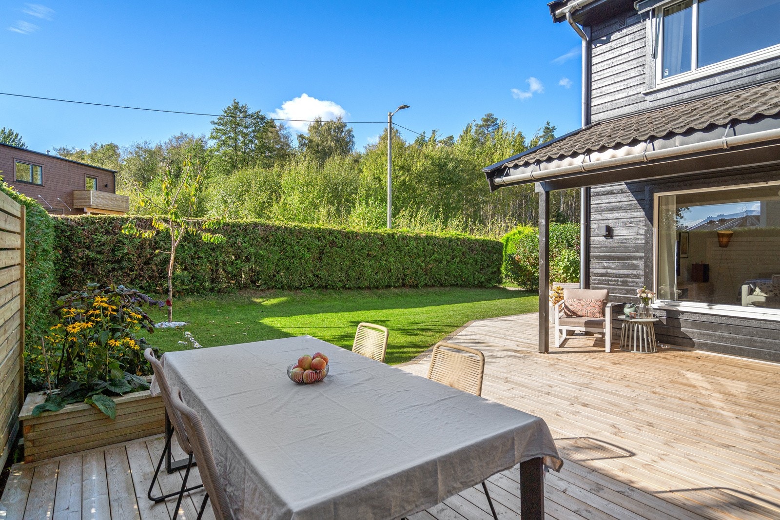 Stor og herlig terrasse - her kan man sitte i helt usjenerte omgivelser Galleribilde