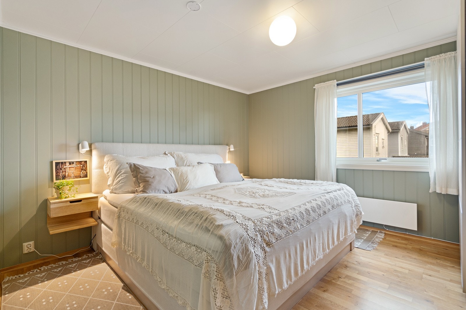 Hovedsoverom - plass til stor seng og romslig garderobe Galleribilde