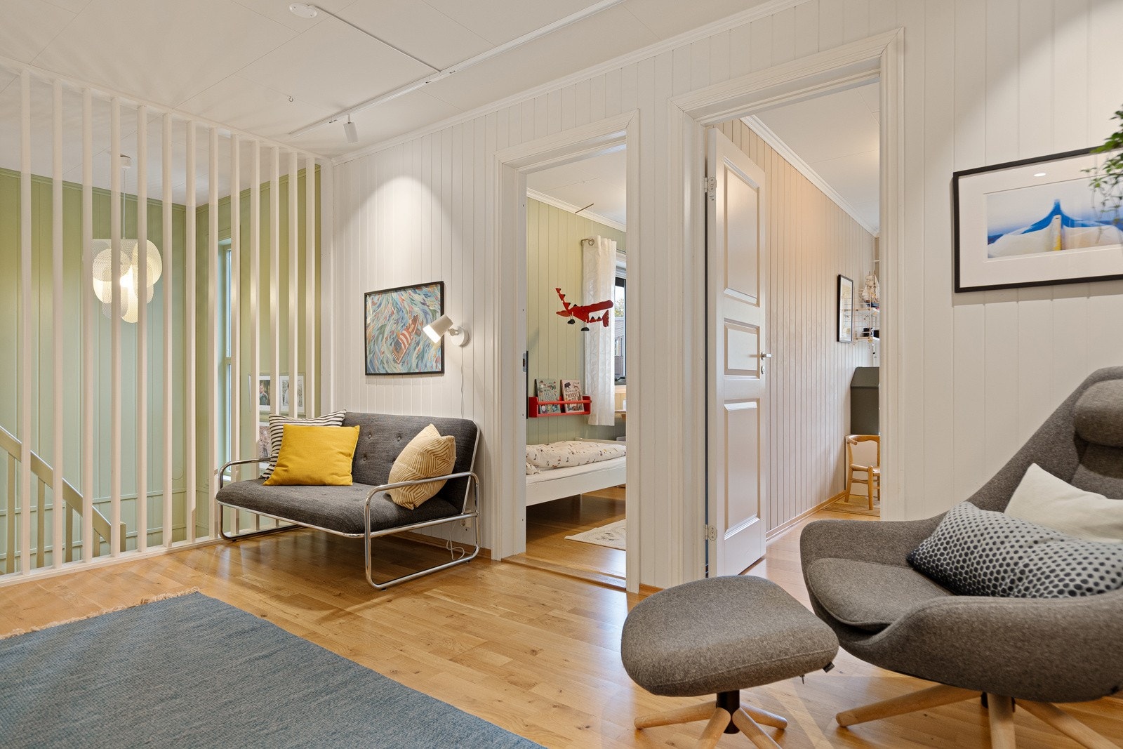 Stuen i 2. etasje fungerer som flerbruksrom - lek, lekselesing, spill og hygge....... Galleribilde