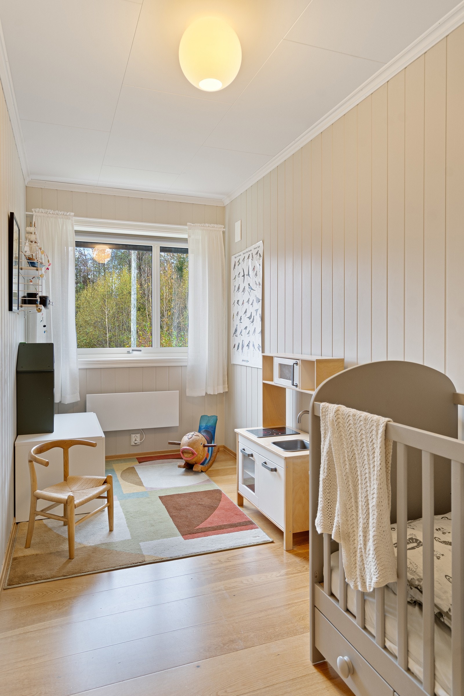 Lunt og koselig barnerom i duse farger Galleribilde