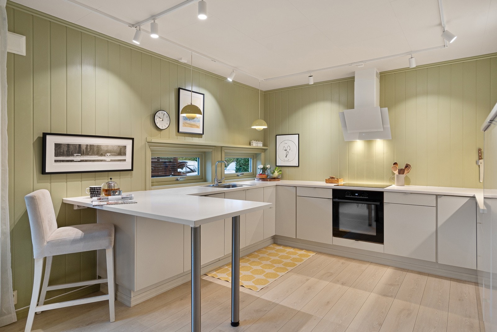 Moderne kjøkken med stilren kjøkkeninnredning og slette fronter Galleribilde