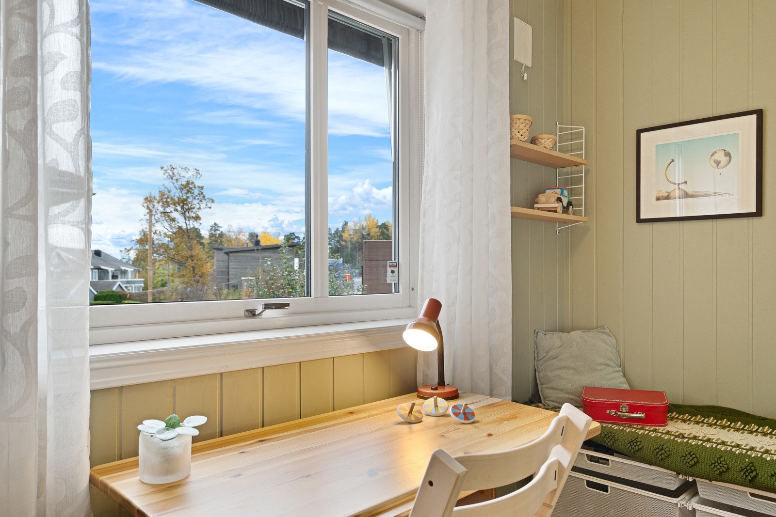 Herlig soverom hvor det strømmer inn mye lys Galleribilde