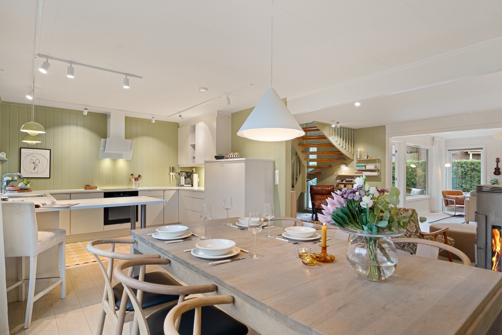 Stor spiseplass i forbindelse med kjøkkenet Galleribilde