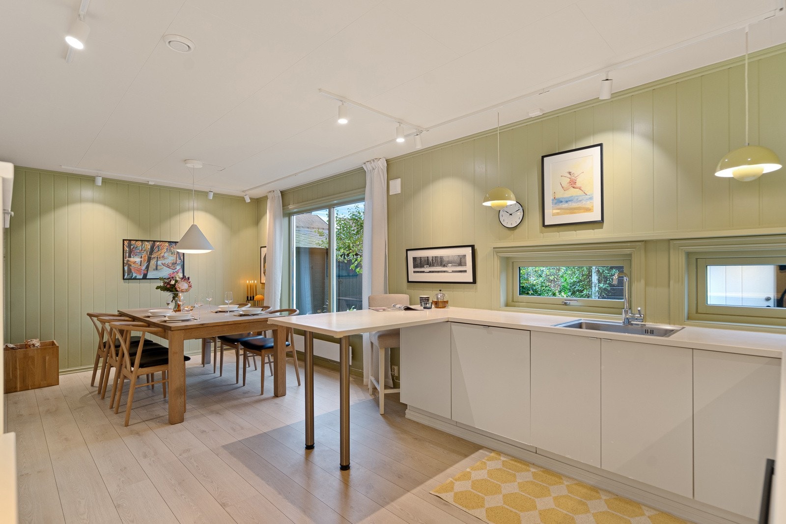 Sitteplass i forbindelse med kjøkkenet - også en ideell plass for baking og kokkellering Galleribilde