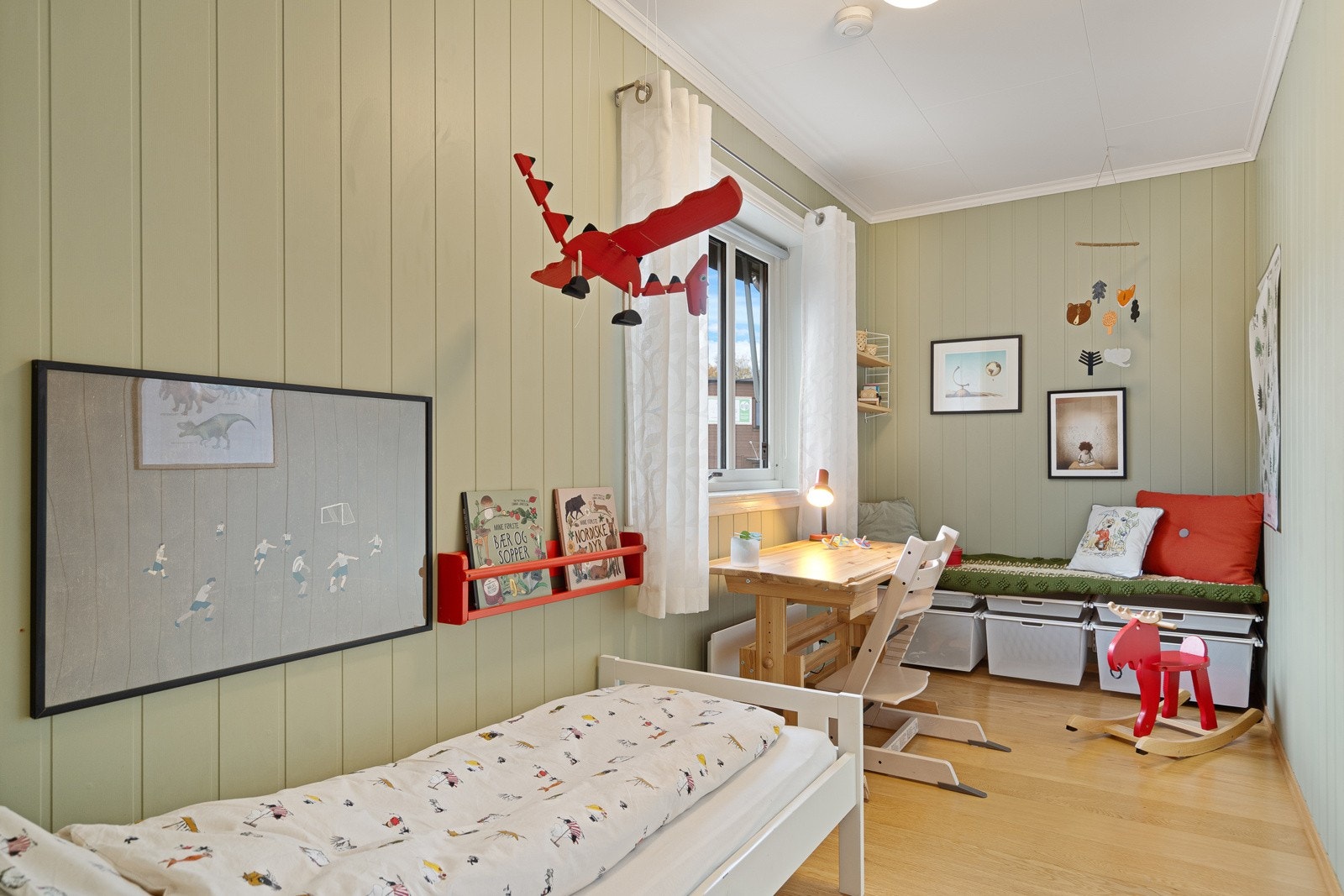 På soverommet er det rom og plass for lekselesing og lek Galleribilde