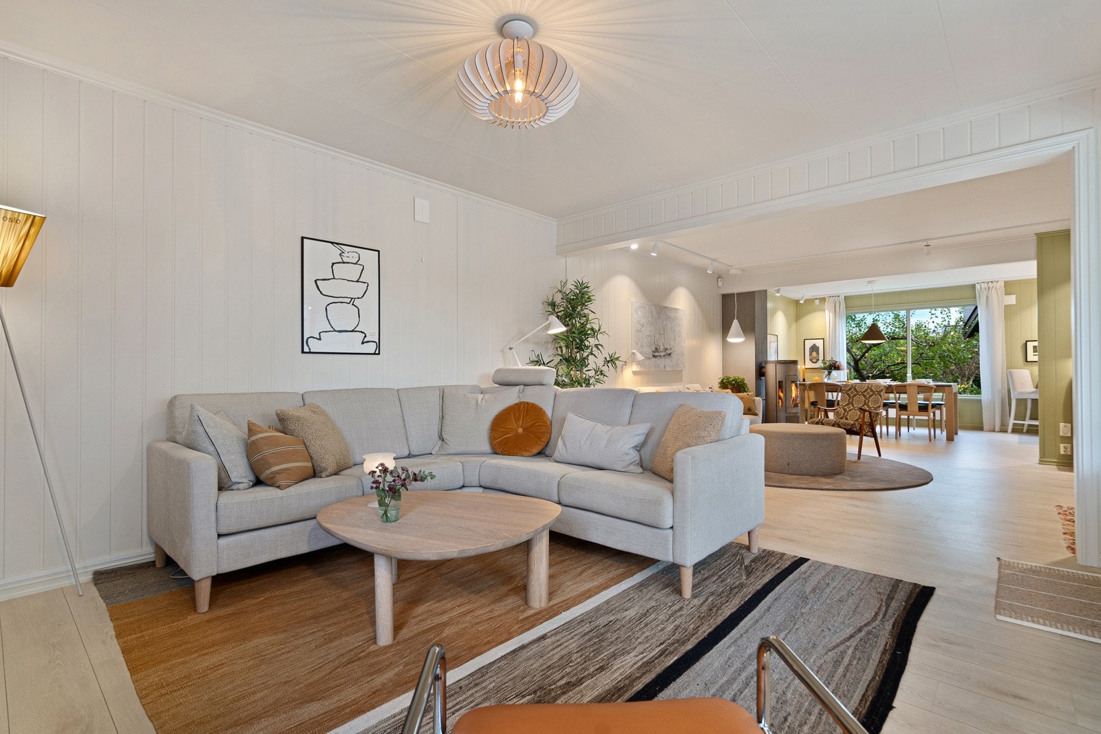 Store og fine vindusflater som bidrar til at det slippes inn rikelig med herlig lys Galleribilde