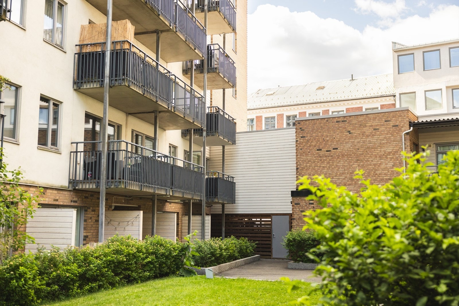 Flotte fellesområder opparbeidet med beplatning og sittegrupper. Galleribilde