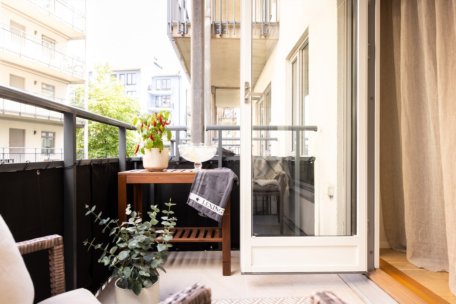 En gjennomgående og lys 3(4)-roms leilighet med romslig balkong og attraktiv beliggenhet. Galleribilde