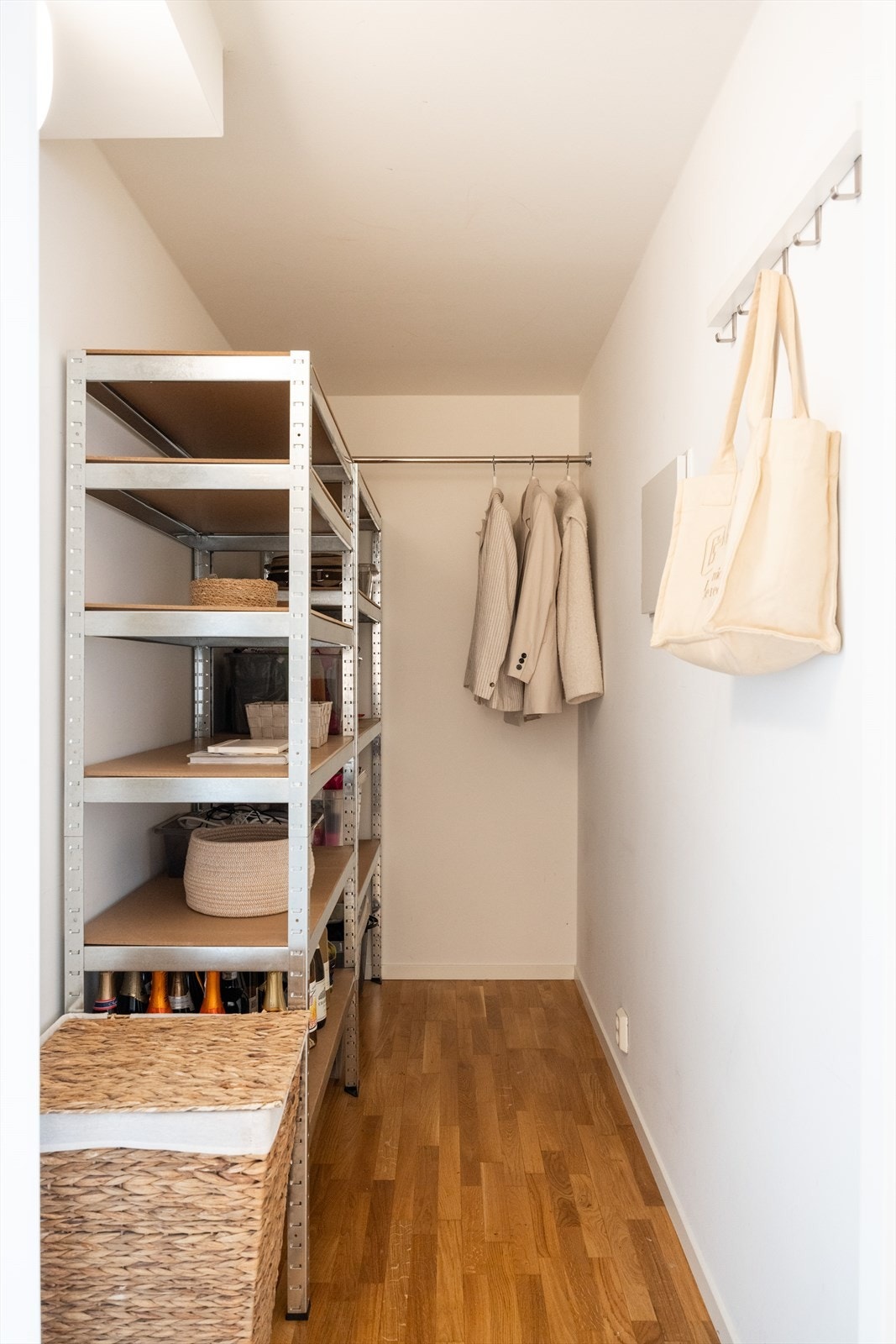 Videre har leiligheten en praktisk innvendig bod som gir deg mulighet til å oppbevar klær, mat og annet nødvendig utstyr. Galleribilde