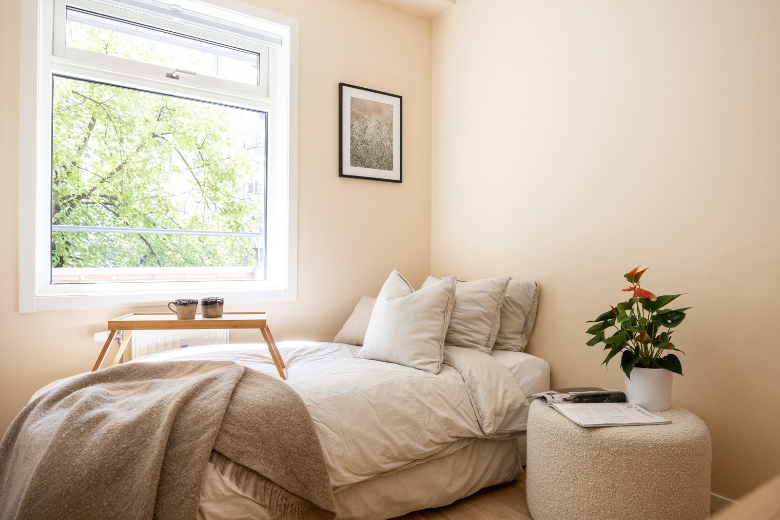 Boligens andre soverom har inngang fra entrè. Galleribilde