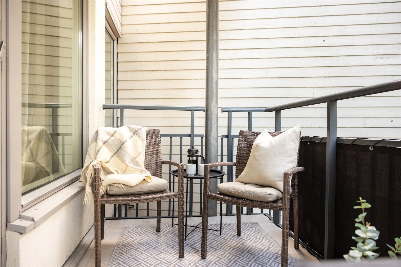 God plass til sittegruppe, grill og beplantning. Galleribilde