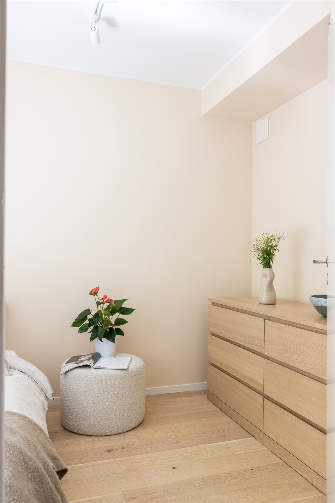 Dette soverommet er også av god størrelse, med plass til seng samt tilhørende møbler. Galleribilde