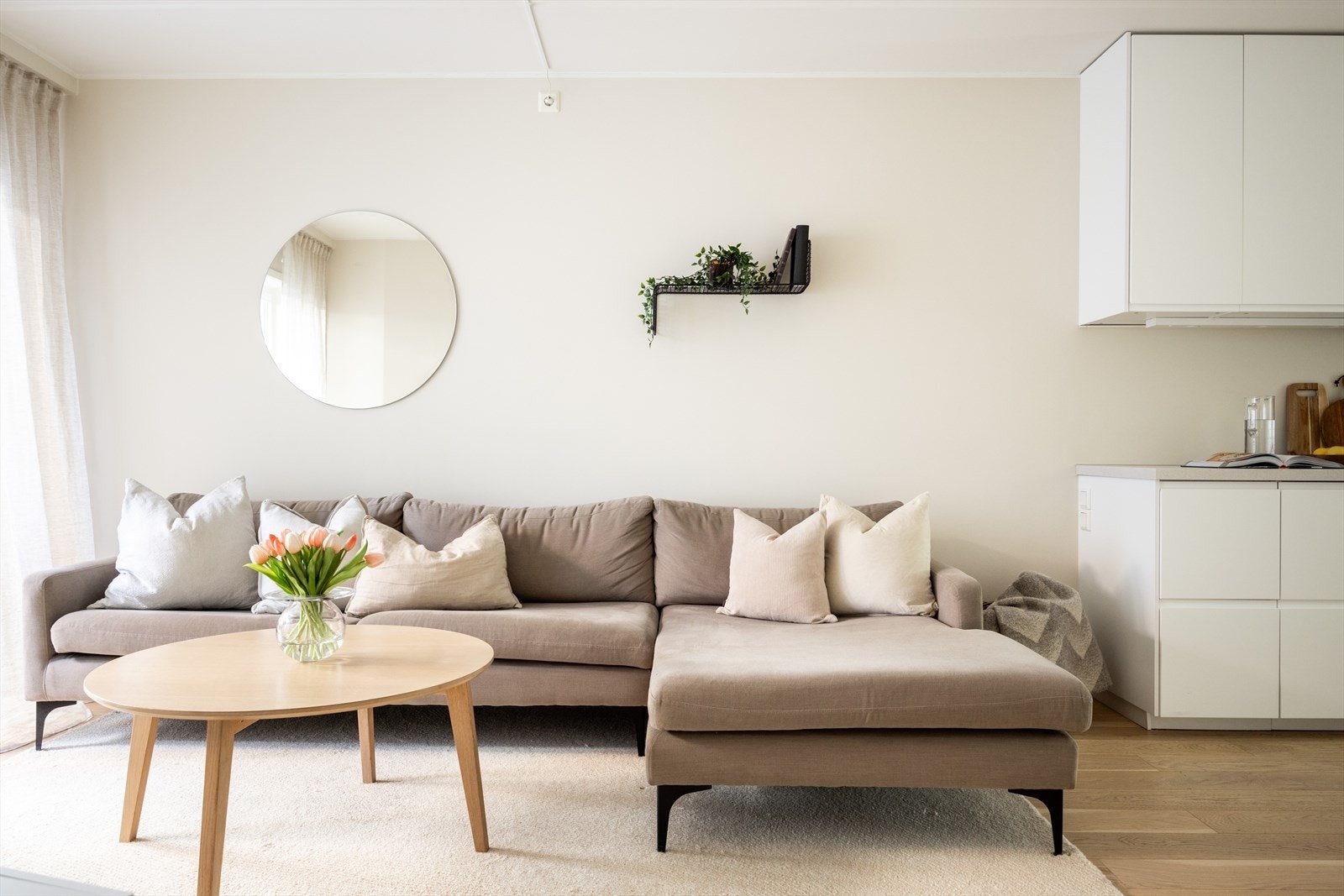 Planløsningen åpner for flere mulig møbleringsalternativer med god plass til sofagruppe og TV-møbler. Galleribilde