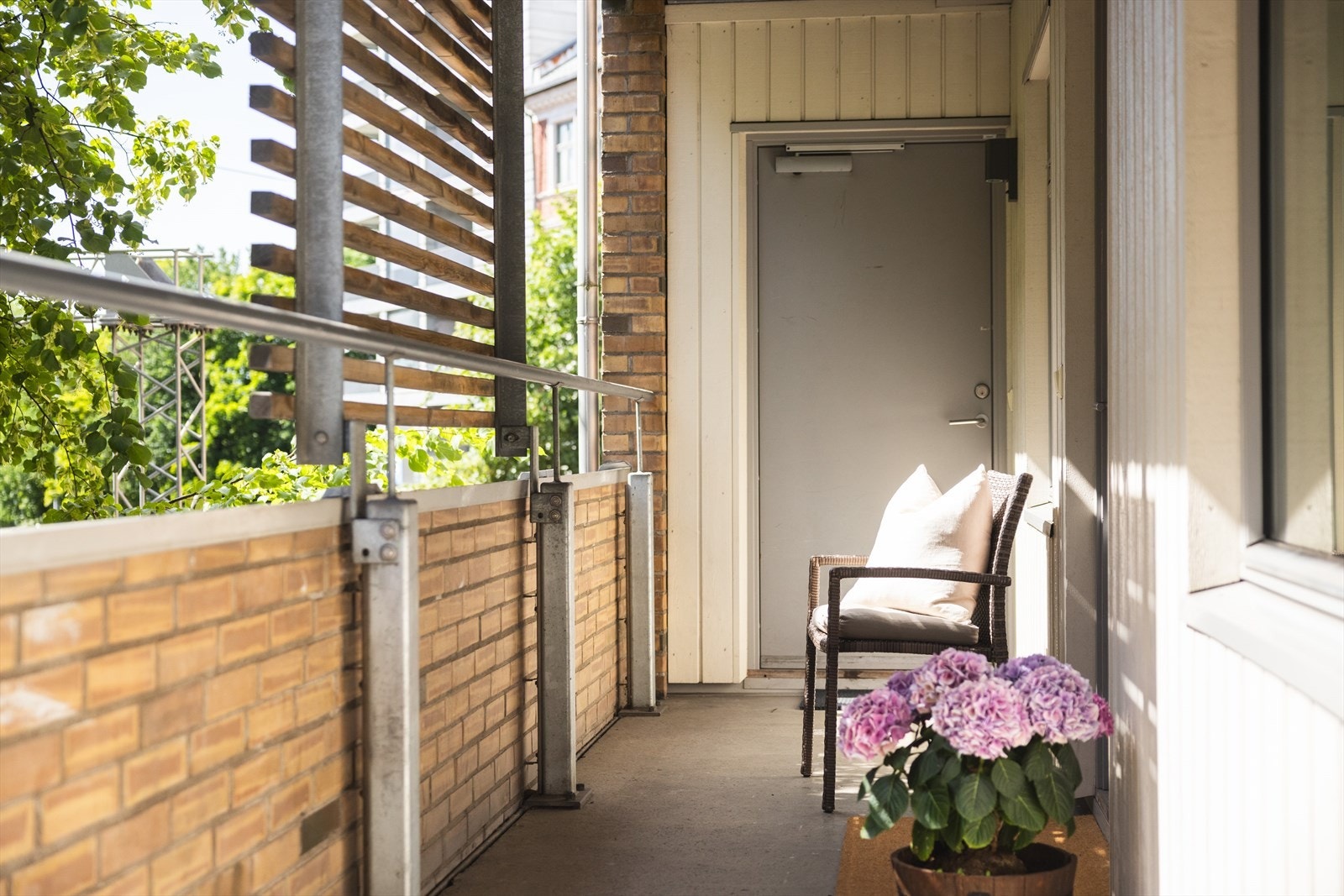 Leiligheten har inngang via en hyggelig svalgang. Galleribilde