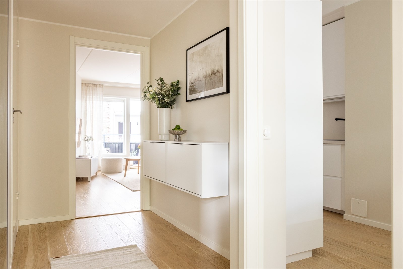 Leiligheten har en lys og åpen entré som gir et umiddelbart godt førsteinntrykk. Galleribilde