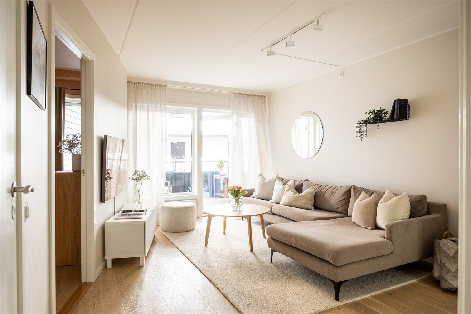 Leiligheten holder en gjennomgående god standard og et moderne uttrykk. Galleribilde