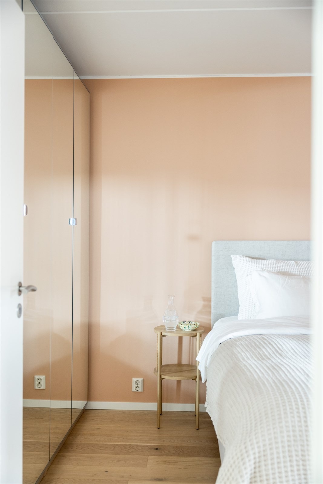 Overflatene er malt i en delikat fersken tone som skaper en harmonisk og lun stemning. Galleribilde