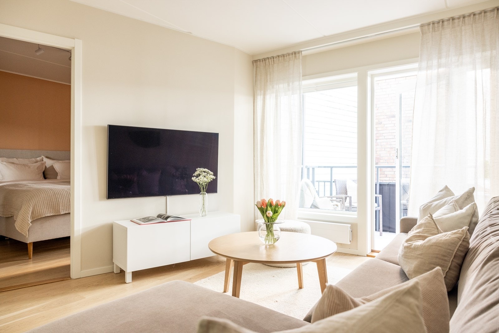 Stuen er lys og luftig med store vindusflater som sørger for rikelig med innslipp av naturlig lys. Galleribilde