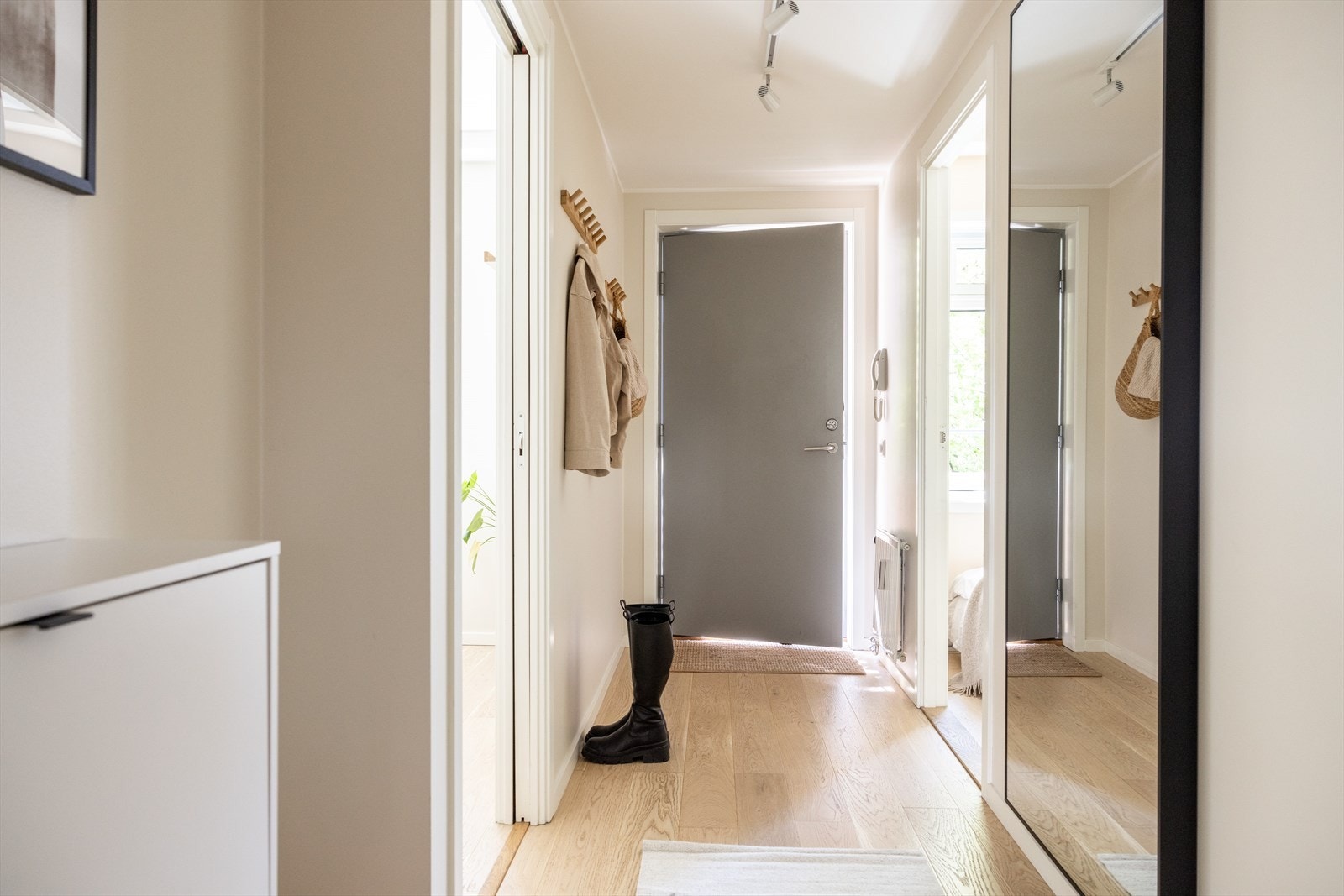 Her er det god plass til oppbevaring av yttertøy og sko. Galleribilde