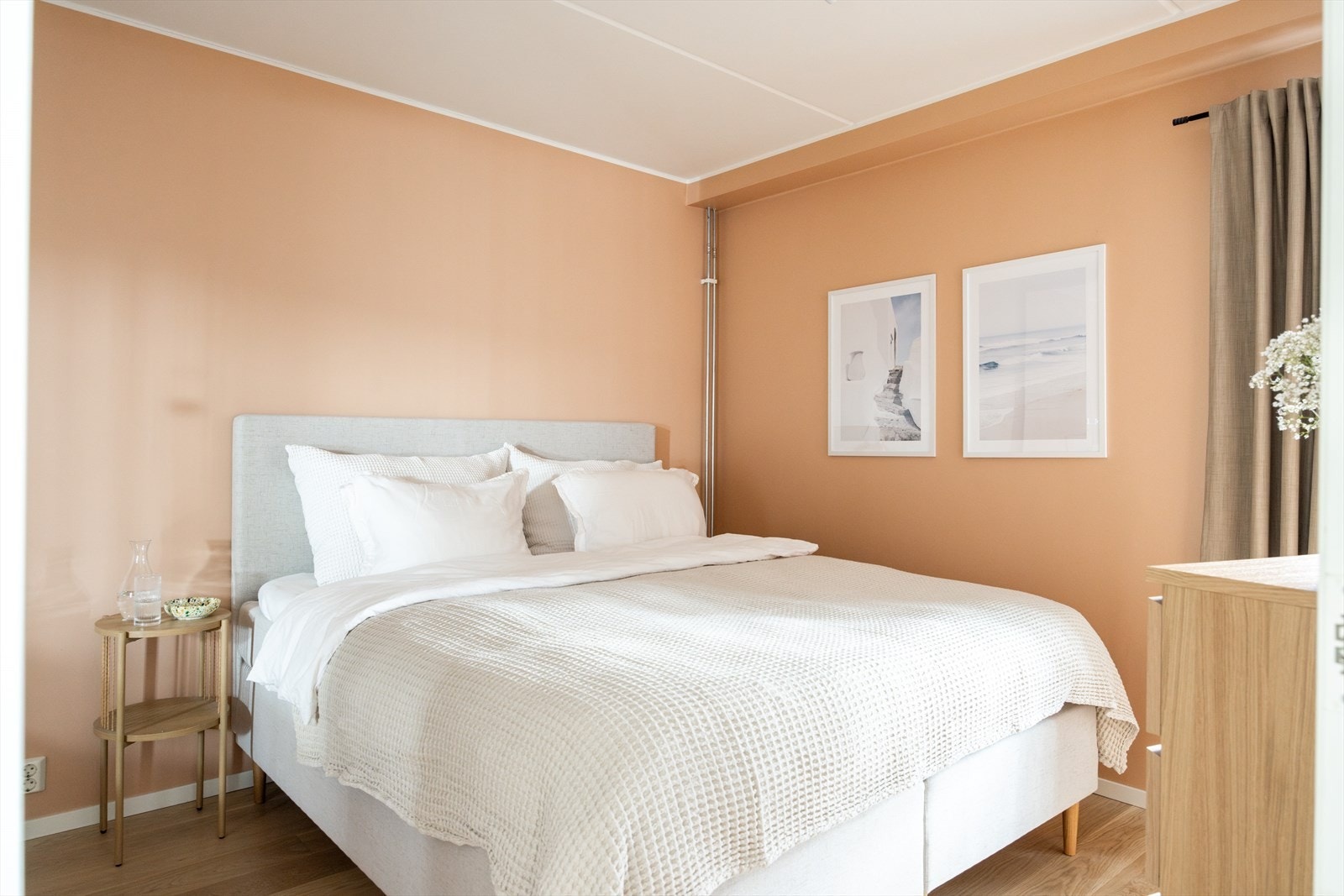 Hovedsoverommet er av god størrelse med plass til dobbeltseng, nattbord og tilhørende møbler. Galleribilde