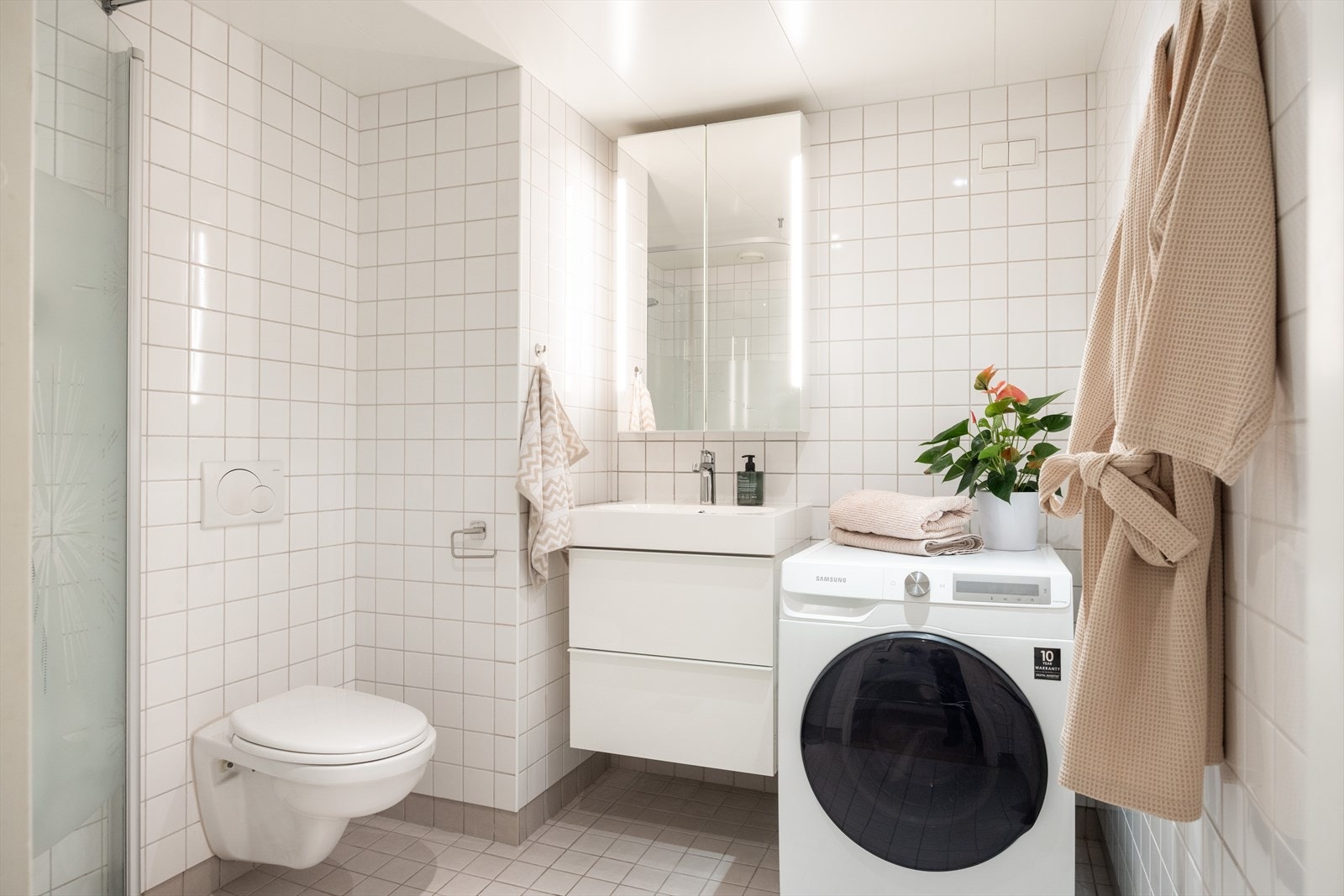 Pent, flislagt baderom med elektrisk gulvvarme. Galleribilde