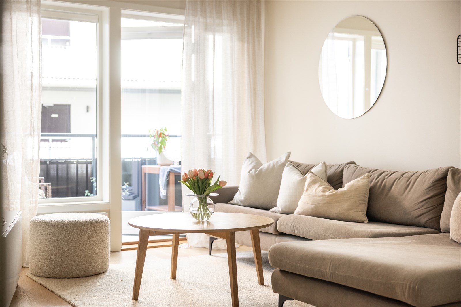 Fra stuen er det utgang til en hyggelig sydøstvendt balkong. Galleribilde