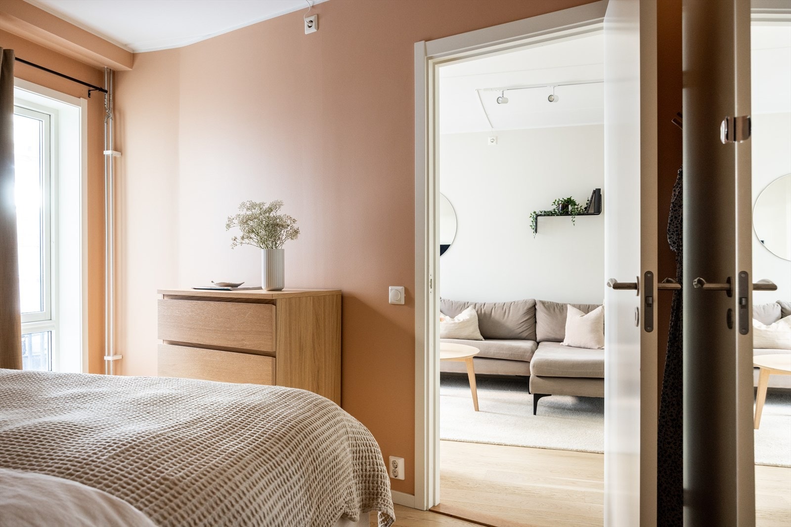 Hovedsoverom har inngang fra stue og er vendt mot hyggelig bakgård! Galleribilde