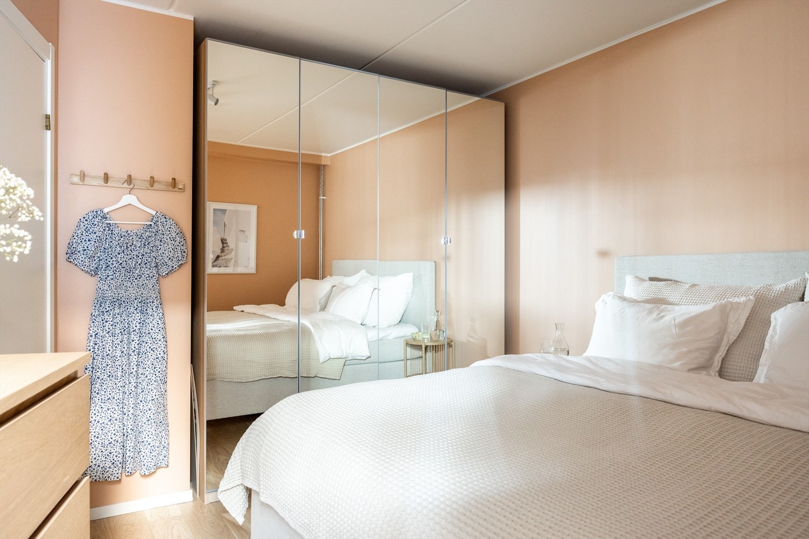 Rommet har også rikelig med oppbevaringsplass i et romslig garderobskap. Galleribilde