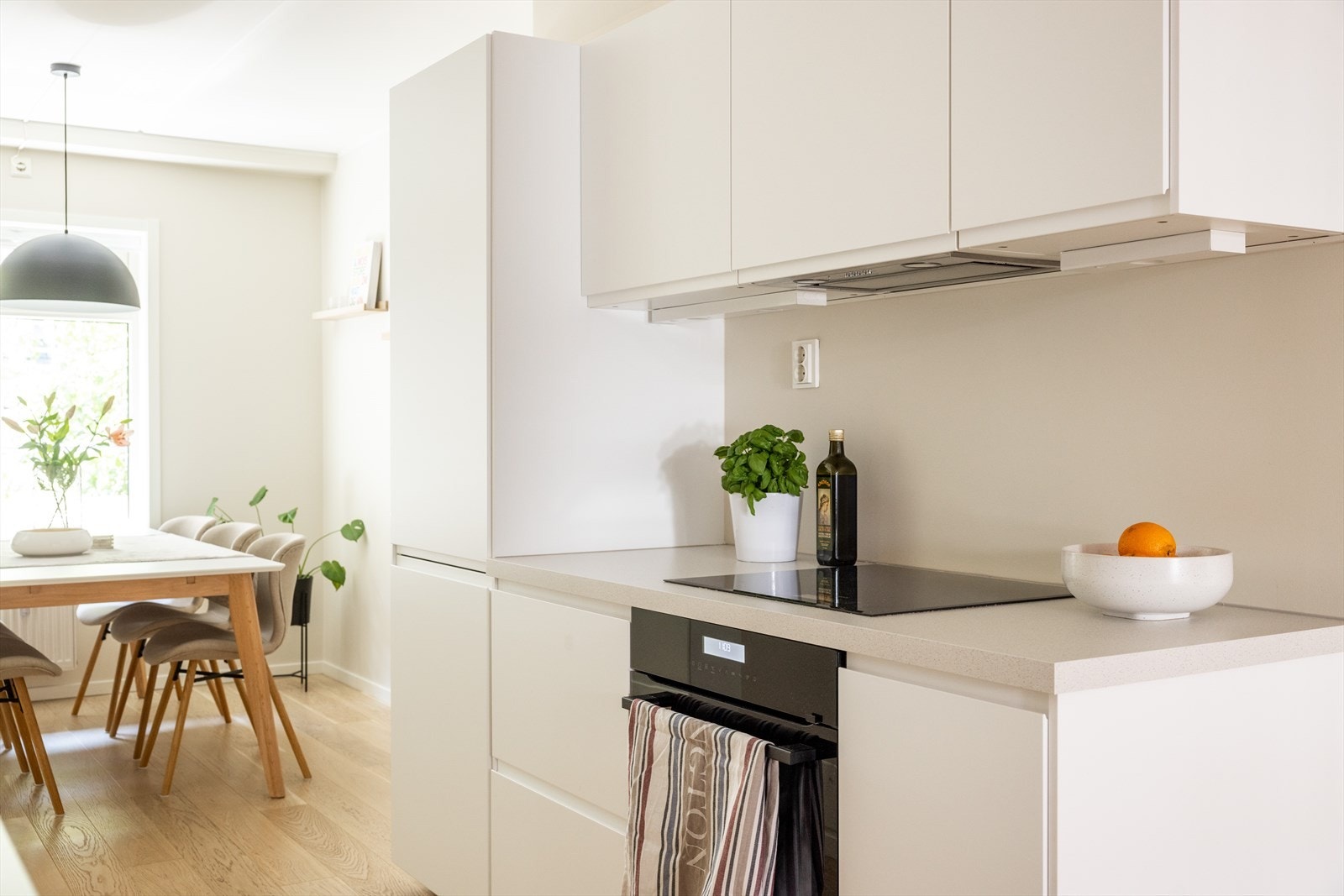 Kjøkkenet er tilpasset på en god måte med rikelig skap- og benkeplass. Galleribilde