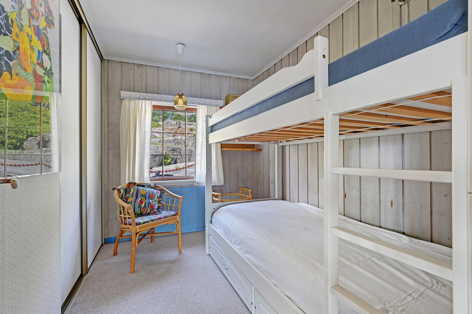 Soverom med køyeseng og garderobeskap Galleribilde