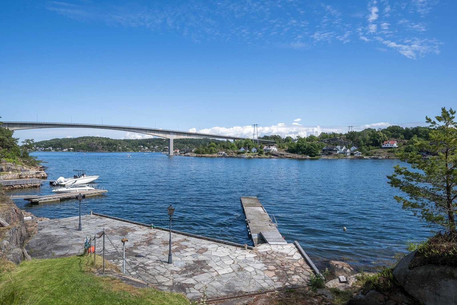 Eiendommen har strand og brygge med plass til flere båtplasser. Galleribilde