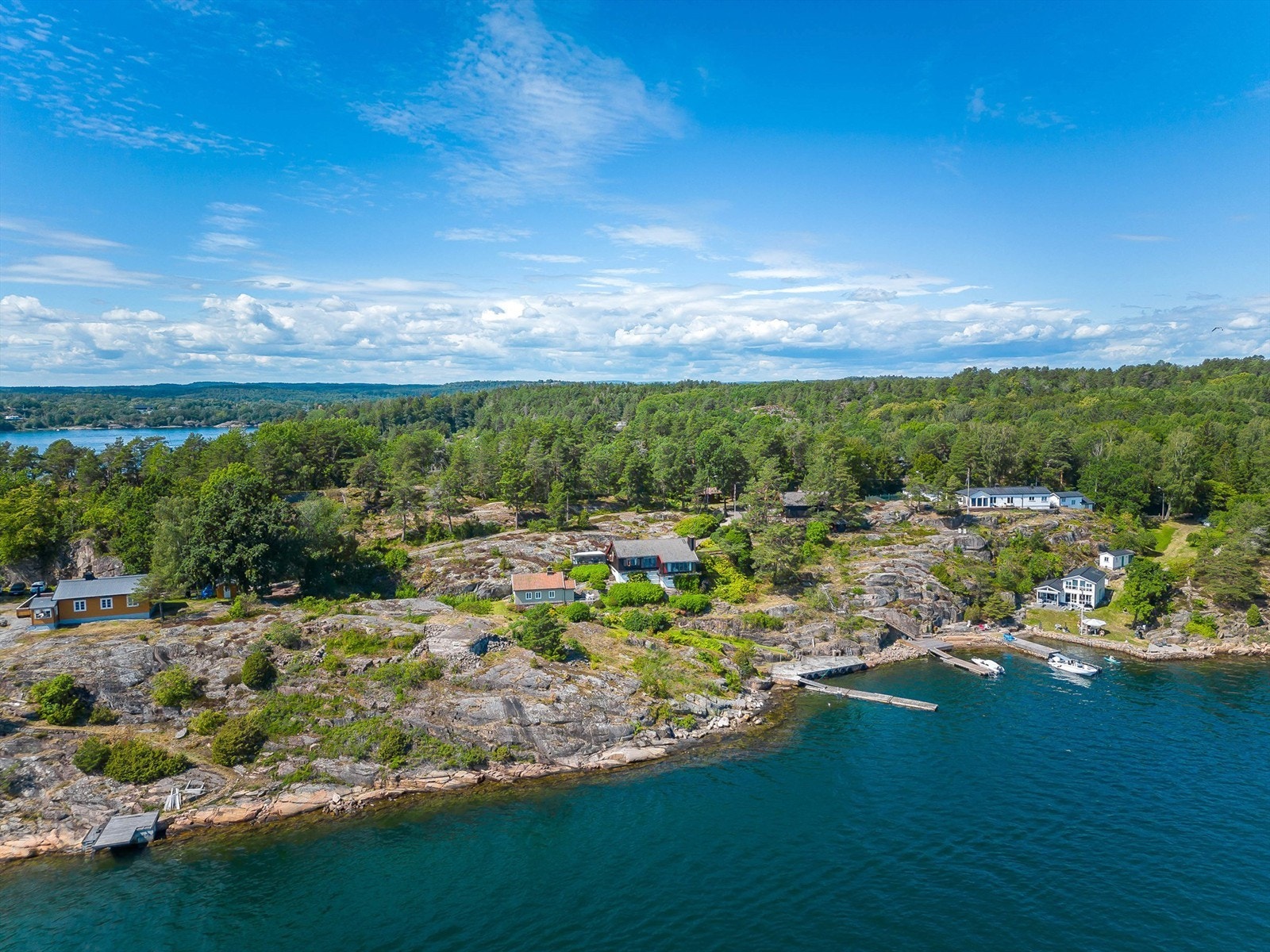 Fantastisk eiendom med flott sjøutsikt til i Vrengensundet med strandlinje og brygge, sidebygning og garasje! Galleribilde