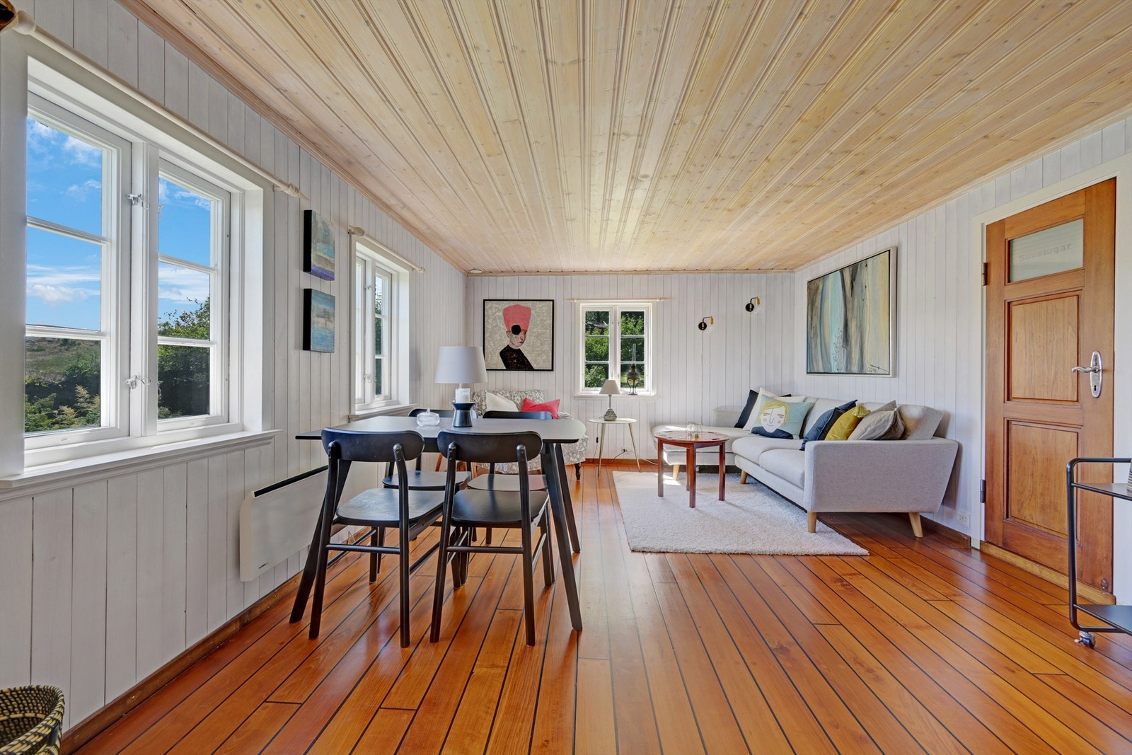 Hyggelig stue med plass til spisemøbler og sofa Galleribilde