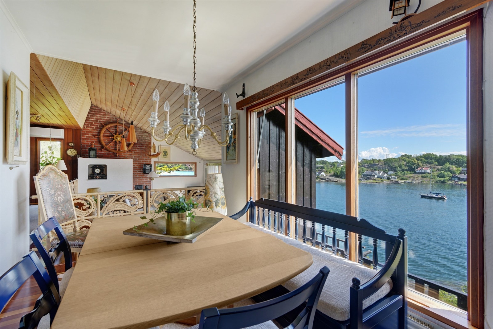 Spisestuen med nydelig utsikt til Vrengensundet Galleribilde