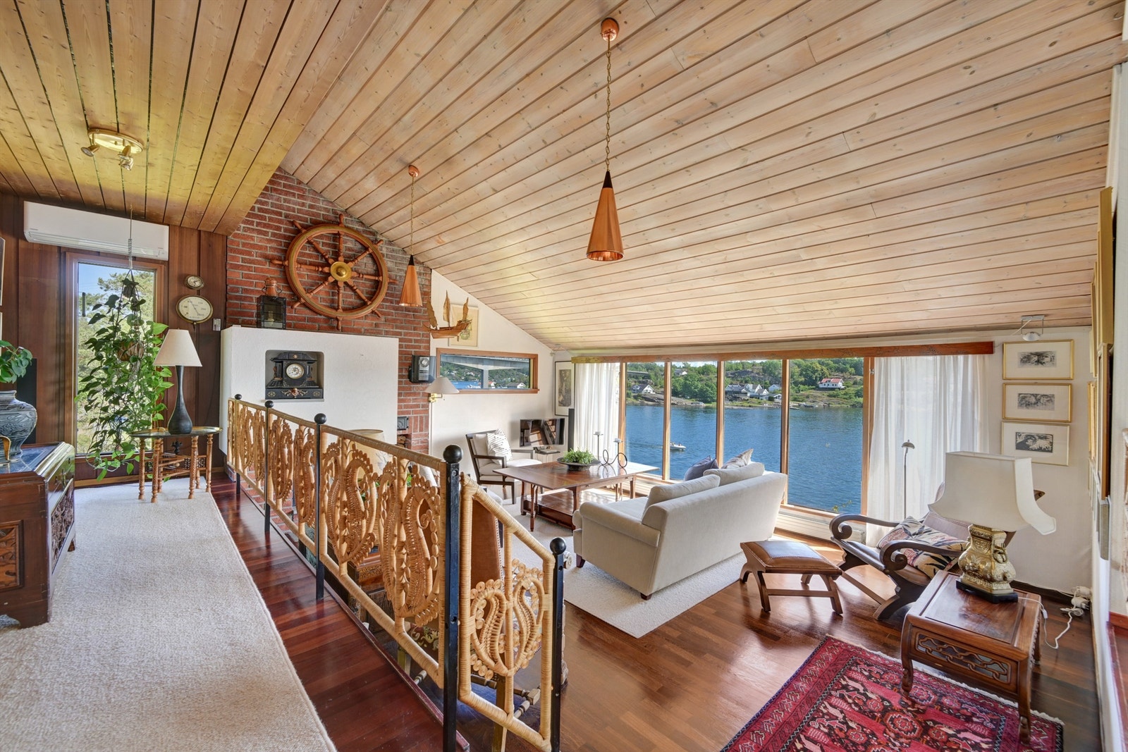 Romslig stue med sjøutsikt Galleribilde