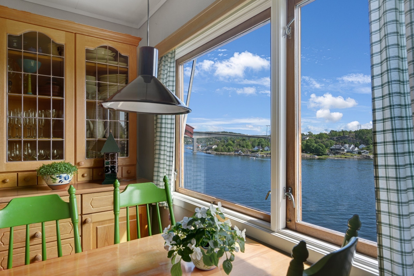 Hyggelig utsikt fra kjøkkenbordet Galleribilde