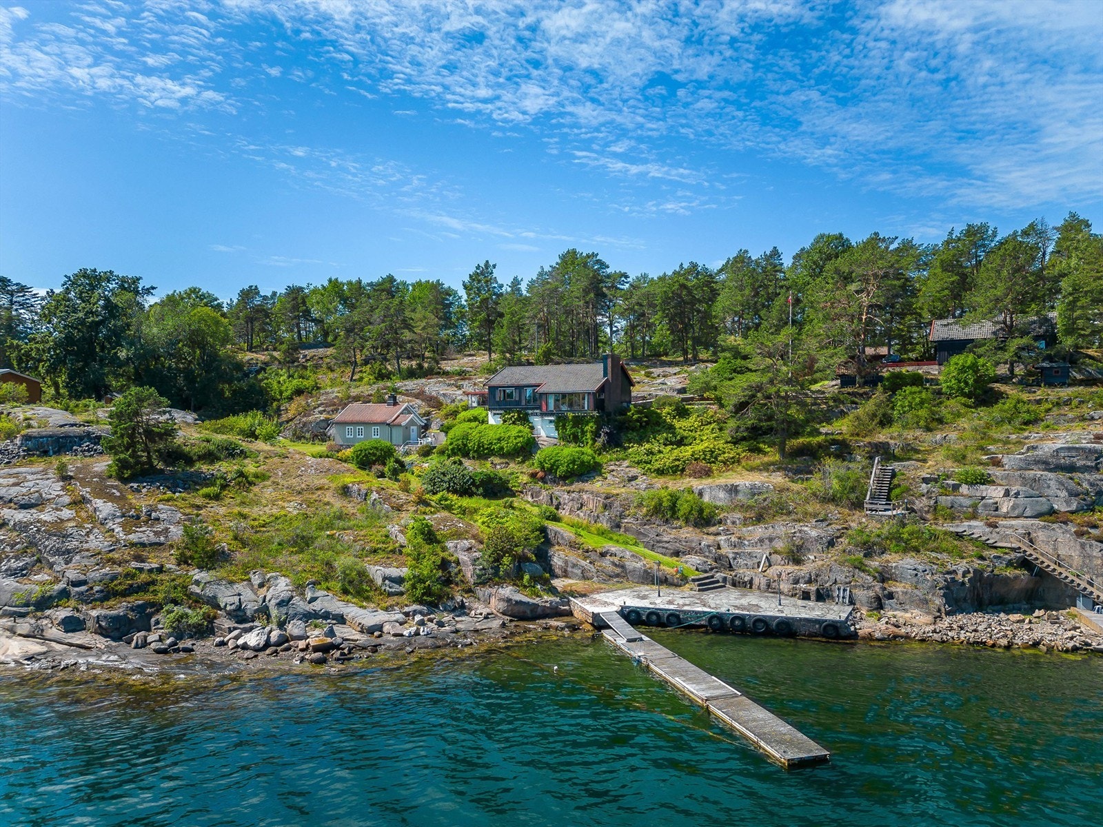 Med båt fra egen brygge kan man enkelt ta seg til Kjøpmannskjær for å handle dagligvarer, eller la turen gå til den sommeråpne restauranten 8 glass, for en lunsj eller en middag. Galleribilde