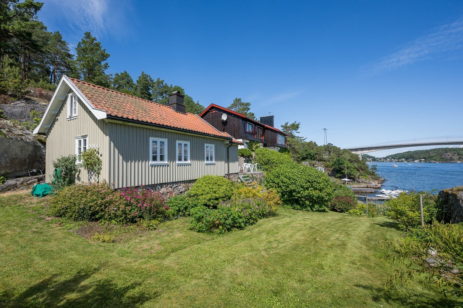 Sidebygningen (B) er fra ca 1886 og tilbygget/rehabilitert i 1985. Galleribilde