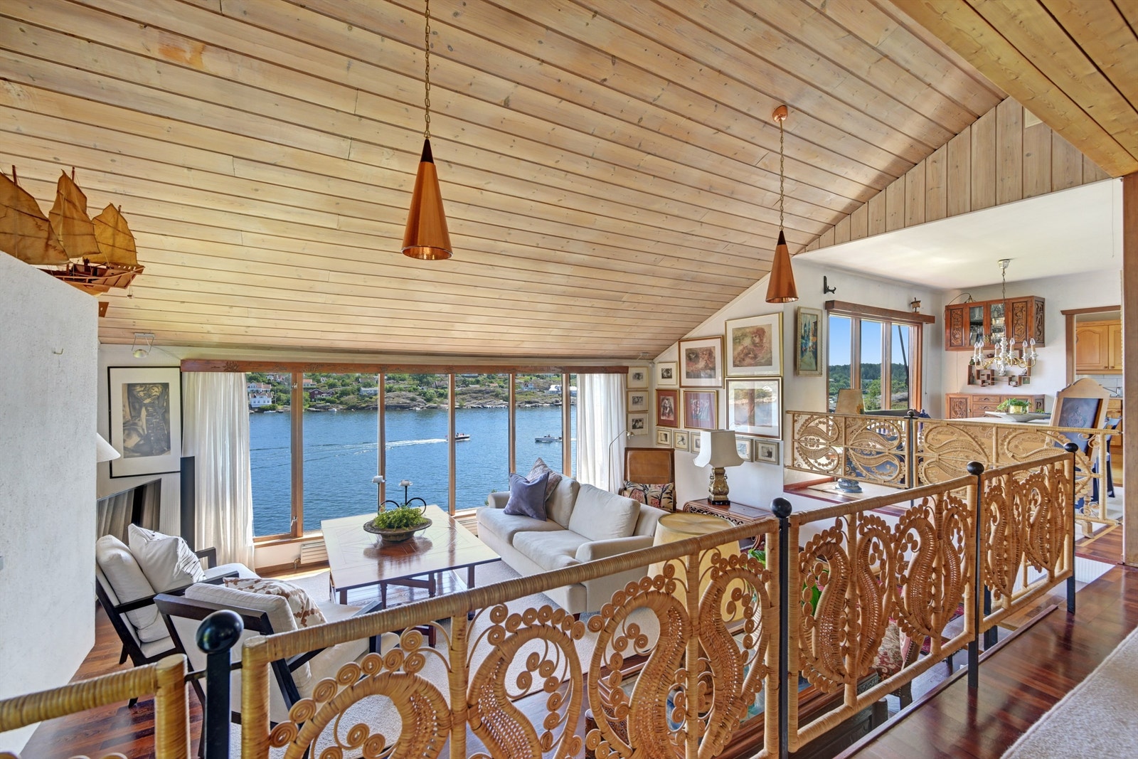 Boligen har store vinduer som gir rikelig med dagslys til rommene og en fantastisk nærhet til sjøen Galleribilde