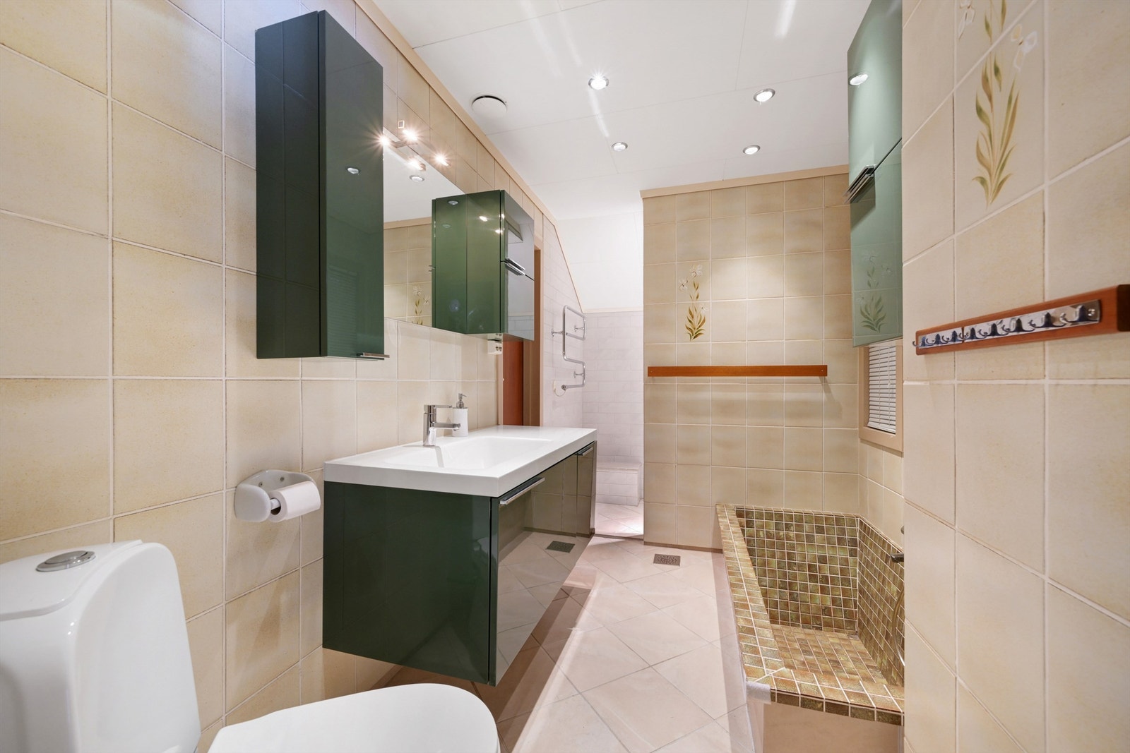 Bad med toalett, servant, badekar og dusjnisje Galleribilde