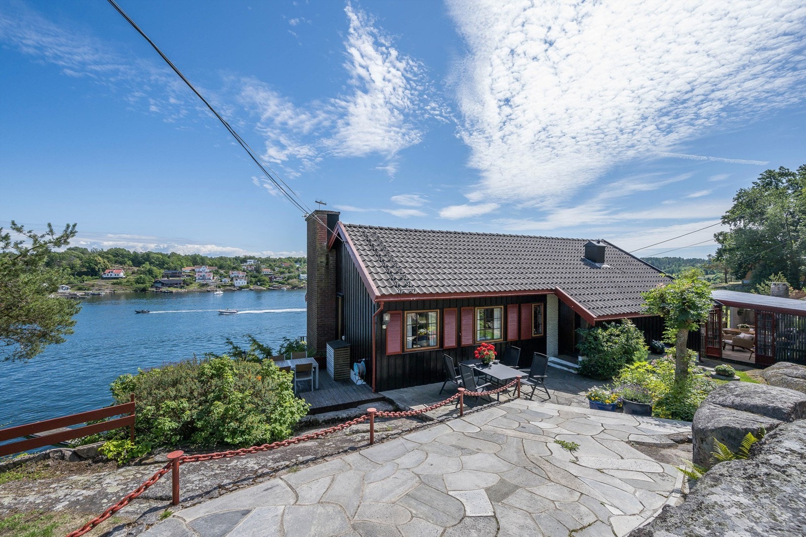 Pen veranda lagt i stein og uteplasser med nydelig utsikt til Vrengensundet Galleribilde