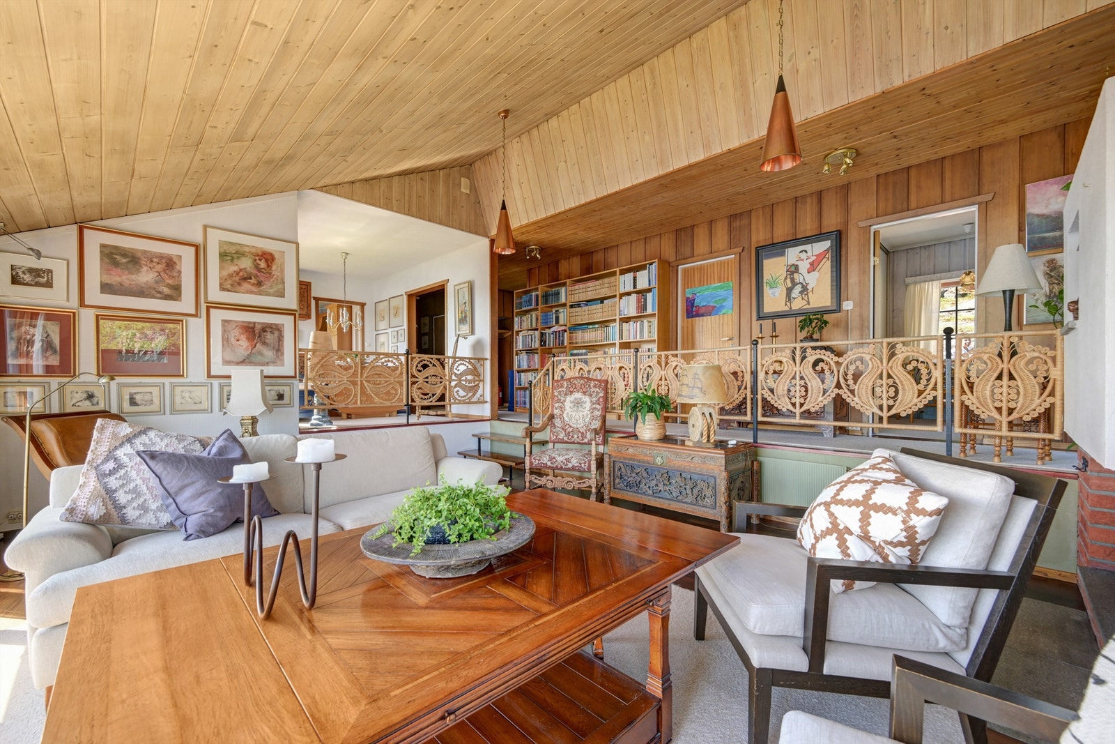 To trinn opp fra stuen finner man spisestuen Galleribilde