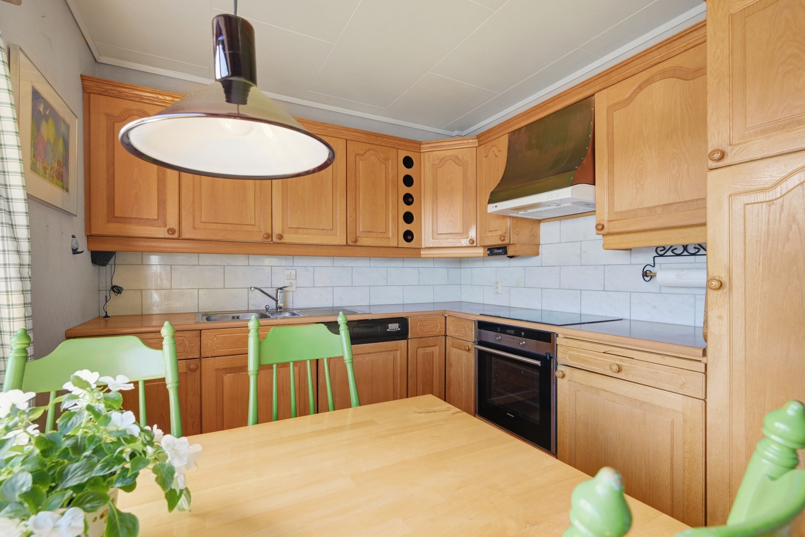 Kjøkkeninnredningen er fra omkring 1985 med profilerte fronter og benkeplate med laminert flate. Galleribilde